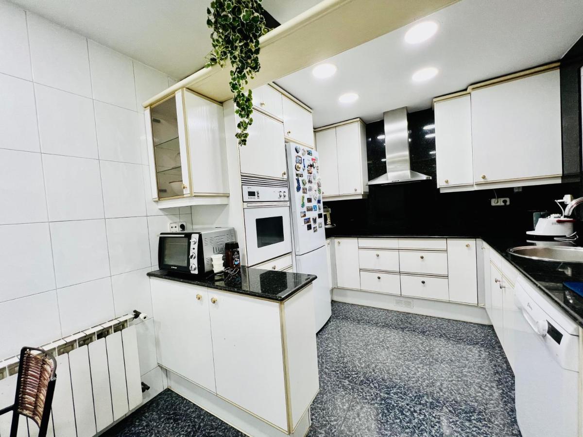 Your Second Home In Barcelona With Private Room And Private Bathroom Close To Montjuic, Pl Espana, La Rambla, Ferry Port Dış mekan fotoğraf